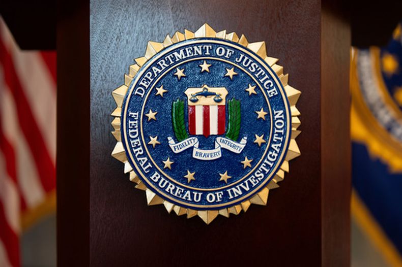 El logo del FBI en un podio antes de una conferencia de prensa, el 16 de enero de 2025, en la oficina de campo de la agencia en Portland, Oregon. (AP Foto/Jenny Kane, Archivo)