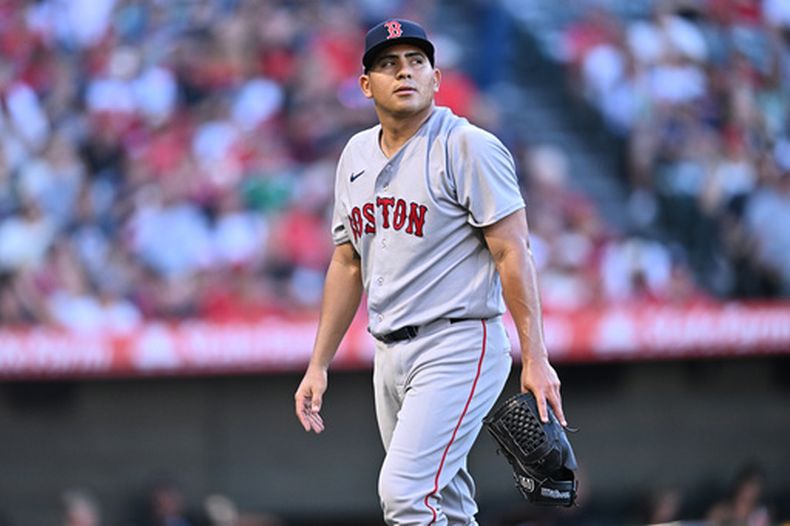 El lanzador de los Medias Rojas de Boston, Ranger Suárez, camina de regreso al dugout después de la primera entrada de un partido de béisbol contra los Angelinos de Los Ángeles, el domingo 5 de julio de 2026, en Anaheim, California. (Foto AP/William Liang)