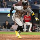 El dominicano Geraldo Perdomo, de los Diamondbacks de Arizona, pega un sencillo de dos carreras ante los Guardianes de Cleveland, el sábado 1 de agosto de 2026 (AP Foto/Phil Long)
