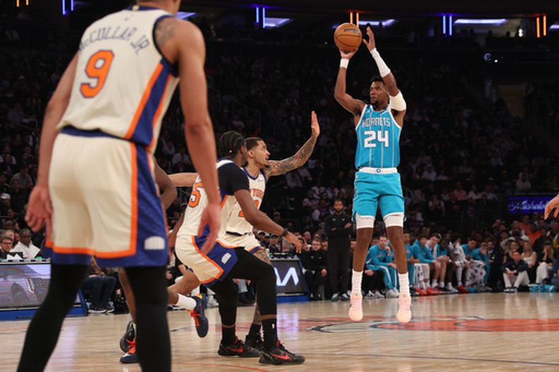 Brandon Miller (24), de los Hornets de Charlotte, se eleva para lanzar durante la primera mitad de un juego de baloncesto de la NBA contra los Knicks de Nueva York, el domingo 12 de abril de 2026, en Nueva York. (Foto AP/Pamela Smith)