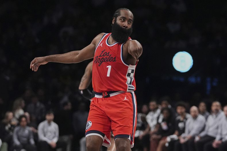 James Harden, de los Clippers de Los Ángeles, festeja luego de atinar un triple en el duelo del viernes 28 de marzo de 2025, ante los Nets de Brooklyn (AP Foto/Frank Franklin II)