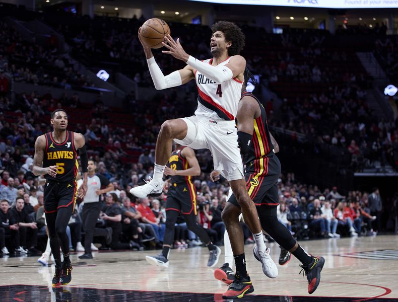 Matisse Thybulle, de los Trail Blazers de Portland, ataca la canasta ante los Hawks de Atlanta durante la segunda mitad del juego de baloncesto de la NBA, en Portland, Oregon, el miércoles 13 de marzo de 2024. (AP Foto/Craig Mitchelldyer)