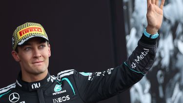 El piloto de Mercedes, George Russell, de Gran Bretaña, saluda a los aficionados tras obtener el segundo lugar en el Gran Premio de Gran Bretaña de la F1, en Silverstone, Inglaterra, el domingo 5 de julio de 2026. (Foto AP/Darko Bandic)