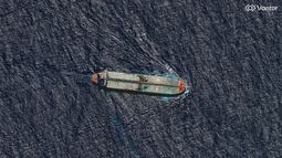 El buque petrolero Skipper, que fue tomado recientemente por el ejército de Estados Unidos frente a las costas de Venezuela, visto mientras navega en dirección suroeste a unos 33 kilómetros al norte de Guadalupe, en el sur del mar Caribe, el viernes 12 de diciembre de 2025. (©2025 Vantor vía AP)