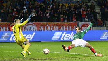 americateve | El jugador de la selecci&oacute;n de M&eacute;xico, Ra&uacute;l Jim&eacute;nez, anota un gol contra Bielorrusia en un amistoso el martes, 18 de noviembre de 2014, en Borisov, Bielorrusia. (AP Photo/Sergei Grits)