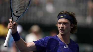 Rublev, en plan intratable, va a 2da ronda en Indian Wells