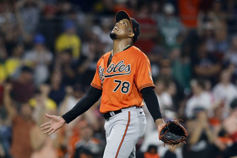 El cubano Yenier Cano, de los Orioles de Baltimore, festeja luego de poner fin al duelo ante los Medias Rojas de Boston, el sábado 9 de septiembre de 2023 (AP Foto/Michael Dwyer)