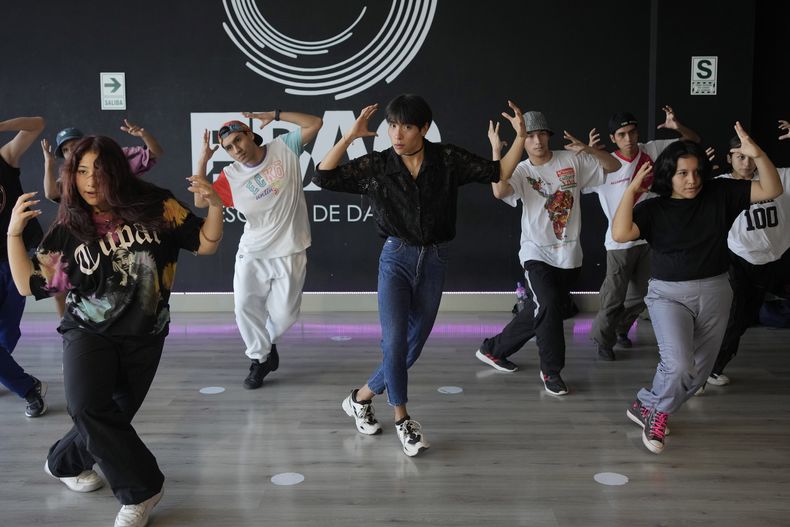 El cantante peruano Lenin Tamayo, centro, practica una coreografía Lima, Perú, el 4 de agosto de 2023. Con su fusión de K-pop y cultura andina, el músico de 23 años es conocido como creador del Q-pop o Quechua pop, con canciones en español y quechua. (Foto AP/Martin Mejia)