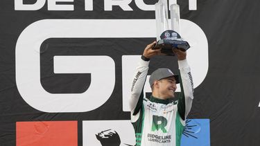 Alex Palou levanta el trofeo de ganador tras conquistar el Gran Premio de Detroit de la Indycar el domingo 4 de junio del 2023. (AP Foto/Carlos Osorio)