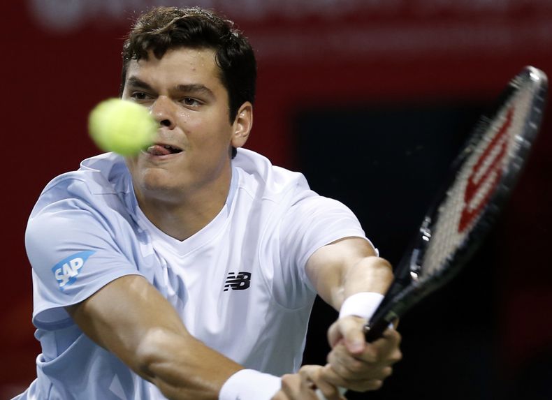 El canadiense Milos Raonic regresa el disparo del croata Ivan Dodig durante su duelo en semifinales del Abierto de Jap&oacute;n en Tokio, el s&aacute;bado 5 de octubre de 2013. Raonic super&oacute; a Dodig 7-6 (4), 6-1. (Foto AP/Koji Sasahara)