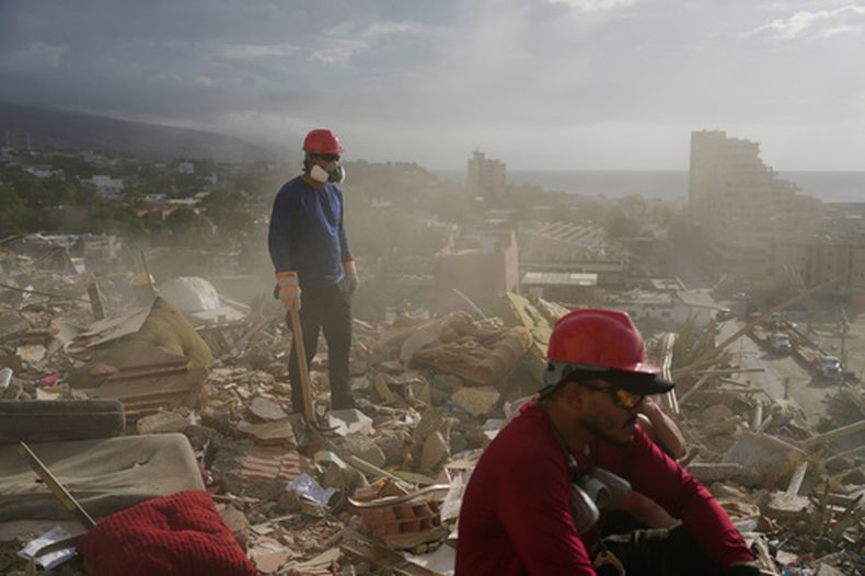 Rescatistas en medio de la destrucción tras los sismos en La Guaira, Venezuela, el 6 de julio del 2026. (AP foto/Ariana Cubillos)