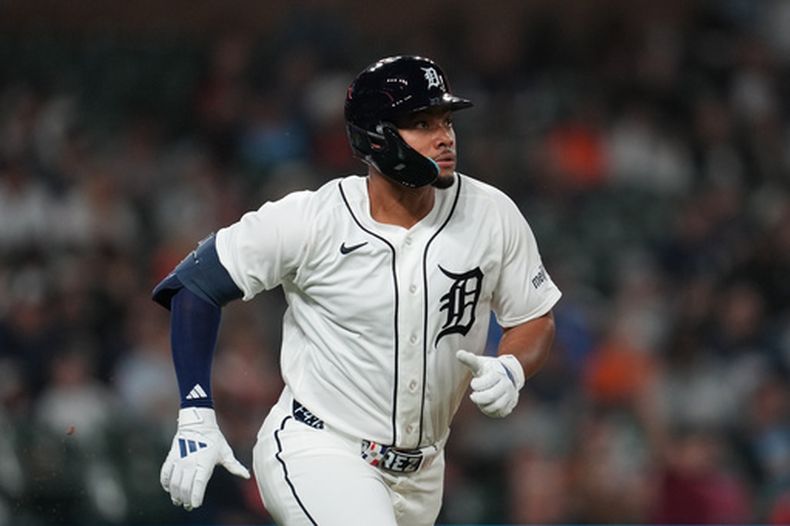 El dominicano Wenceel Pérez, de los Tigres de Detroit, avanza tras conectar un jonrón frente a los Reales de Kansas City, el miércoles 15 de abril de 2026 (AP Foto/Paul Sancya)