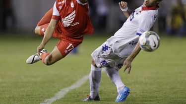 americateve | Juan Roa de Independiente Santa Fe de Colombia, a la izquierda, salta en pos del bal&oacute;n mientras David Mendoza de Nacional de Paraguay s&oacute;lo alcanza a mirarlo durante un partido entre ambos equipos por la Copa Libertadores, en Asunci&oacute;n,