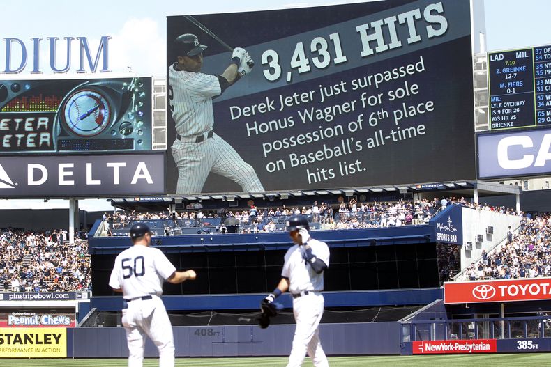 El jugador de los Yanquis, Derek Jeter, derecha, tras conectar un hit contra los Indios de Cleveland el s&aacute;bado, 9 de agosto de 2014, en Nueva York. Fue el hit 3.431 en la carrera de Jeter, para superar a Honus Wagner en la lista hist&oacute;rica. (