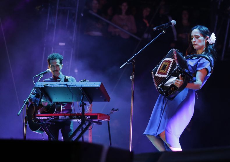 ARCHIVO – La cantautora mexico-estadounidense Julieta Venegas toca su acordeón en el Festival Vive Latino en la Ciudad de México el 19 de marzo de 2017. Venegas se presentará en La Premiere de los Latin Grammy el 16 de noviembre de 2023 en Sevilla, España. (Foto AP/Rebecca Blackwell, archivo)