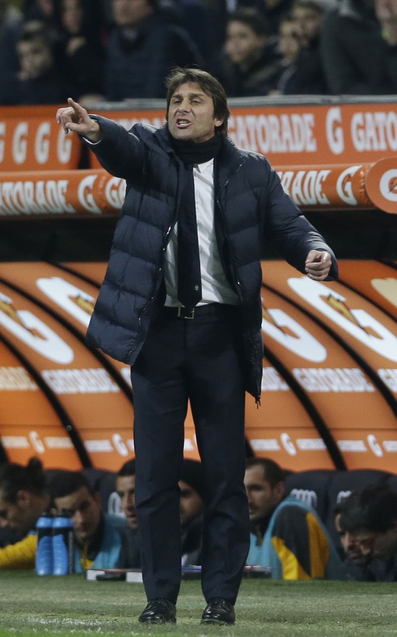 Antonio Conte da indicaciones a sus jugadores en un partido contra el Milan el 2 de marzo del 2014 en Mil&aacute;n. El timonel de la Juventus fue elegido el mejor t&eacute;cnico del a&ntilde;o en Italia por segundo a&ntilde;o consecutivo. (AP Photo/Luca B