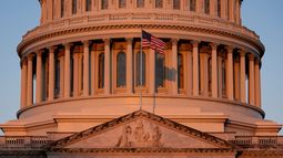 El Capitolio iluminado al amanecer en Washington, el lunes 6 de octubre de 2025. (AP Foto/J. Scott Applewhite)