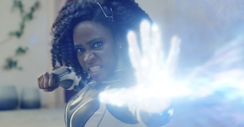 En esta imagen proporcionada por Disney, Teyonah Parris como la Capitana Monica Rambeau en una escena de The Marvels. (Laura Radford/Disney-Marvel Studios vía AP)