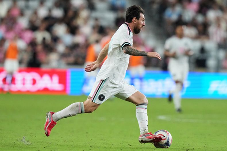 Lionel Messi, del Inter Miami, conduce un balón en el partido de la MLS ante el New York City FC, el miércoles 14 de octubre de 2026 (AP Foto/Lynne Sladky)