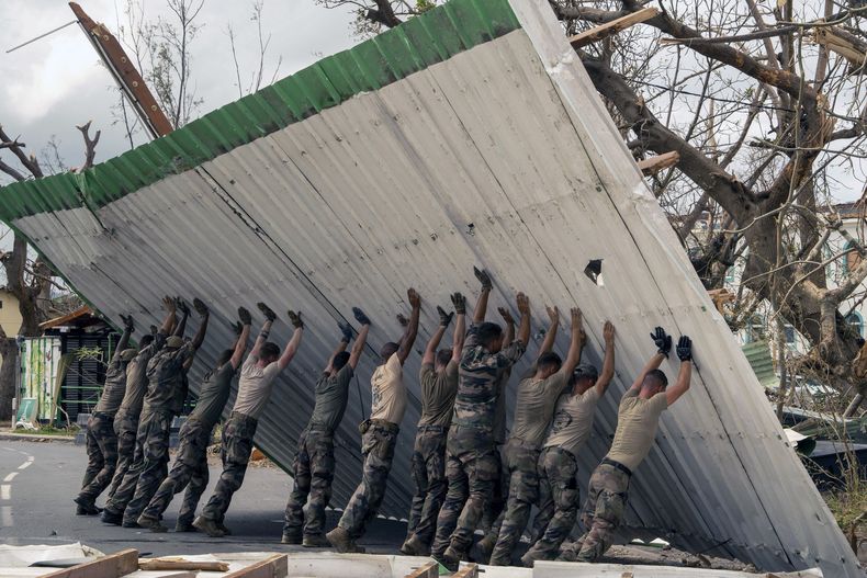 En esta imagen difundida por el Ejército de Francia se ve a soldados que levantan un muro que se vino abajo en el territorio de Mayotte, en el océano Índico, el miércoles 18 de diciembre de 2024, tras el paso de la peor tormenta sobre el territorio en casi un siglo.(D Piatacrrea, Estado Mayor del Ejército/Legión Extranjera vía AP)