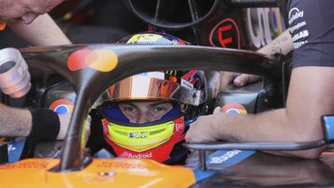 El piloto Oscar Piastri (McLaren) durante la primera práctica libre en el circuito Enzo y Dino Ferrari previo al Gran Premio de Emilia Romaña de la Fórmula Uno, el viernes 16 de mayo de 2025. (AP Foto/Antonio Calanni)