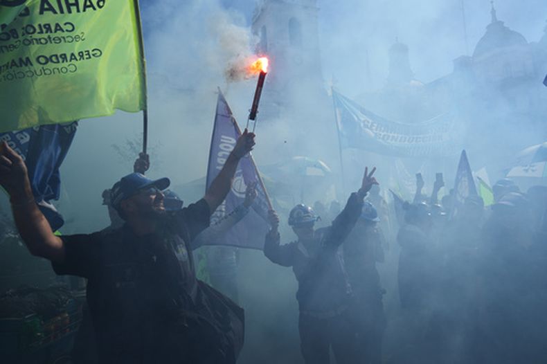 Trabajadores sostienen bengalas durante una manifestación del Día de los Trabajadores en Buenos Aires, Argentina, el jueves 30 de abril de 2026. (AP Foto/Rodrigo Abd)