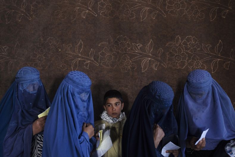 En esta imagen de archivo, mujeres afganas esperan para recibir dinero en efectivo en un punto de distribución de ayuda organizado por el Programa Mundial de Alimentos, en Kabul, Afganistán, el 20 de noviembre de 2021. (AP Foto/Petros Giannakouris, archivo)