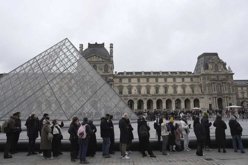 La gente hace fila para ingresar al museo del Louvre, el lunes 27 de enero de 2025 en París. (Foto AP/Thibault Camus)