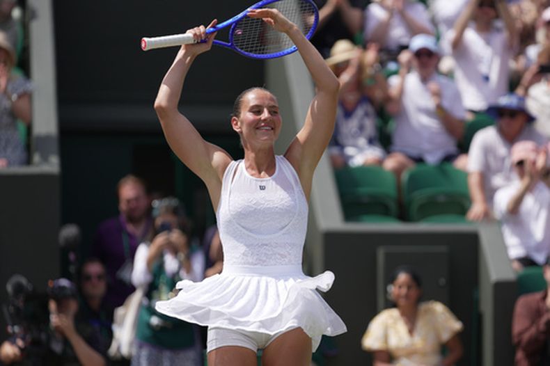 La ucraniana Marta Kostyuk baila en celebración al vencer a la estadounidense Ashlyn Krueger en la cuarta ronda de Wimbledon el lunes 6 de julio del 2026. (AP Foto/Brian Inganga)