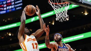 Hawks vencen 124-115 a Suns; Young logra 6 triples