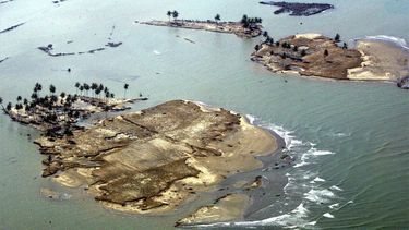 Islotes se forman en lo que solía ser parte de Banda Aceh, capital de la provincia de Aceh, en el noroeste de Indonesia, visto desde un avión comercial el jueves 30 de diciembre de 2004, luego de un sismo que provocó un tsunami. (AP Foto/Eugene Hoshiko, Archivo)