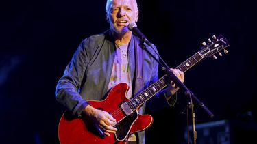 ARCHIVO - Peter Frampton canta durante el Finale - The Farewell Tour en el Huntington Bank Pavilion de Chicago, el domingo 28 de julio de 2019. (Foto por Rob Grabowski/Invision/AP, Archivo)