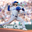 El lanzador abridor de los Azulejos de Toronto, Dylan Cease, lanza contra los Marineros de Seattle durante la primera entrada de un partido de béisbol, el viernes 3 de julio de 2026, en Seattle. (Foto AP/Lindsey Wasson)