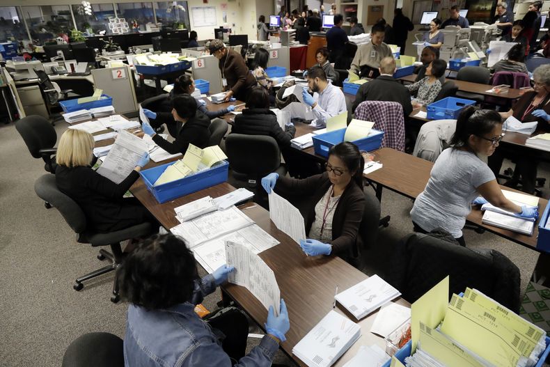 ARCHIVO - Esta foto de archivo del 4 de noviembre de 2016 muestra papeletas de voto por correo siendo clasificadas en el registro de votantes del condado de Santa Clara en San José, California. (AP Foto/Marcio Jose Sanchez, Archivo)