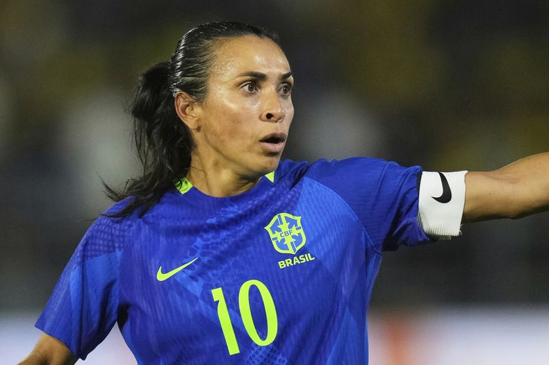 ARCHIVO - Marta, de la selección de Brasil, disputa un partido amistoso ante Japón, el lunes 2 de junio de 2025, en Braganca Paulista (AP Foto/Andre Penner, archivo)