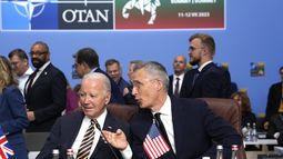 ARCHIVO - El secretario general de la OTAN, Jens Stoltenberg (derecha) platica con el presidente estadounidense Joe Biden durante la cumbre de la OTAN en Vilna, Lituania, el 12 de julio de 2023. (AP Foto/Pavel Golovkin, Archivo)