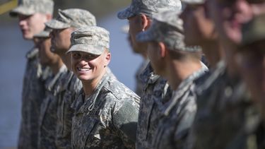 ARCHIVO - La mayor Lisa Jaster, centro, la primera mujer de la Reserva del Ejército de Estados Unidos en graduarse de la escuela militar Ranger, permanece formada con otros miembros de la fuerza Ranger durante una ceremonia de graduación del Army Ranger, el 16 de octubre de 2015, en Fort Benning, Georgia. (AP Foto/Branden Camp, archivo)