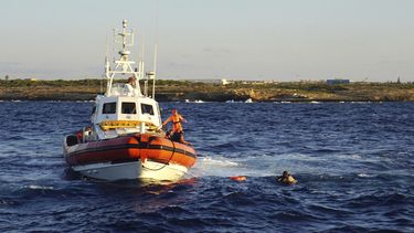 Un hombre que saltó de un barco de Open Arms es interceptado por personal de la guardia costera italiana cuando trataba de nadar hacia Lampedusa, Italia, el 20 de agosto del 2019 (AP foto/Francisco Gentico)
