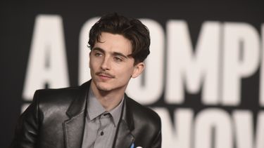 Timothee Chalamet llega al estreno de A Complete Unknown el martes 10 de diciembre de 2024 en el Dolby Theatre de Los Ángeles. (Foto Richard Shotwell/Invision/AP)