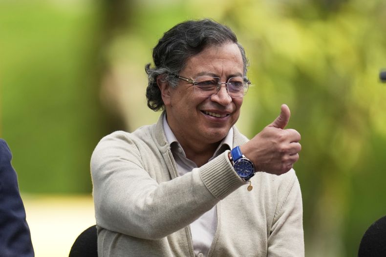 ARCHIVO - El presidente de Colombia, Gustavo Petro, levanta un pulgar antes de firmar la reforma laboral en Bogotá, Colombia, el miércoles 25 de junio de 2025. (AP Foto/Fernando Vergara, Archivo)