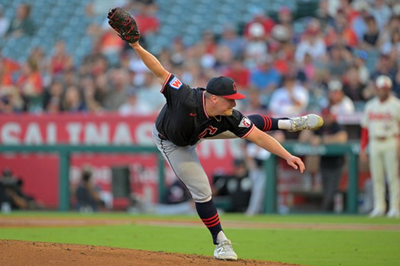 Parker Messick, lanzador de los Guardianes de Cleveland, trabaja durante la primera entrada del juego de béisbol de Grandes Ligas contra los Angelinos de Los Ángeles, el lunes 24 de agosto de 2026, en Anaheim, California. (AP Foto/Jayne Kamin-Oncea)