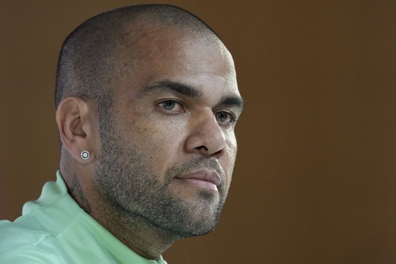 ARCHIVO - El futbolista brasileña Dani Alves escucha una pregunta durante una conferencia de prensa la víspera del partido de la Copa Mundial entre Brasil y Camerún, en Doha, Qatar, el 1 de diciembre de 2022. (AP Foto/Andre Penner)