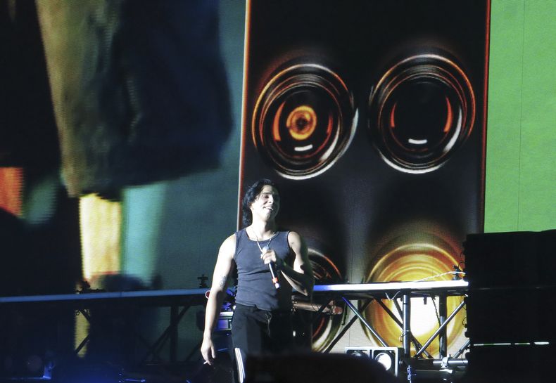 El cantante mexicano Milton de la Rosa de la banda Latin Mafia durante su concierto en el Coca-Cola Flow Fest en la Ciudad de México, el sábado 25 de noviembre de 2023. (Foto AP/Berenice Bautista)