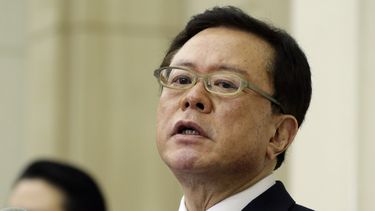 americateve | El gobernador de tokio, Naoki Inose, anuncia su renuncia en una conferencia de prensa, el jueves 19 de diciembre de 2013  (AP Foto/Koji Sasahara)