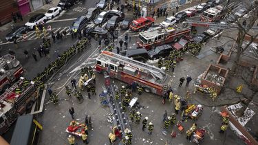 medicos tratan de salvar victimas de incendio en nueva york