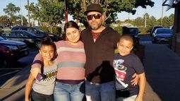 Esta foto sin fecha, proporcionada por Jeanette Pagan López, muestra a Geraldo Lunas Campos con sus tres hijos. Lunas Campos falleció el 3 de enero de 2026 en un centro de detención de ICE en El Paso, Texas. (Jeanette Pagan López vía AP)