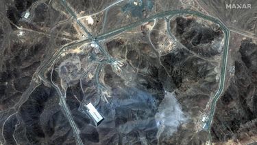 Esta imagen satelital proporcionada por Maxar Technologies muestra los daños sufridos por la planta de enriquecimiento de uranio de Fordo, en Irán, tras los ataques estadounidenses del domingo 22 de junio de 2025. (Maxar Technologies vía AP)
