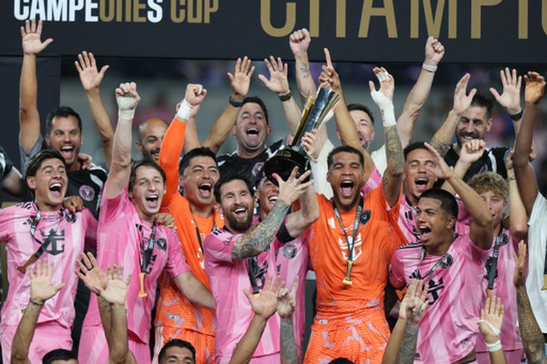 Lionel Messi celebra con sus compañeros del Inter Miami tras ganar la Copa de Campeones Concacaf al vencer a Cruz Azul el miércoles 16 de septiembre del 2026. (AP Foto/Lynne Sladky)