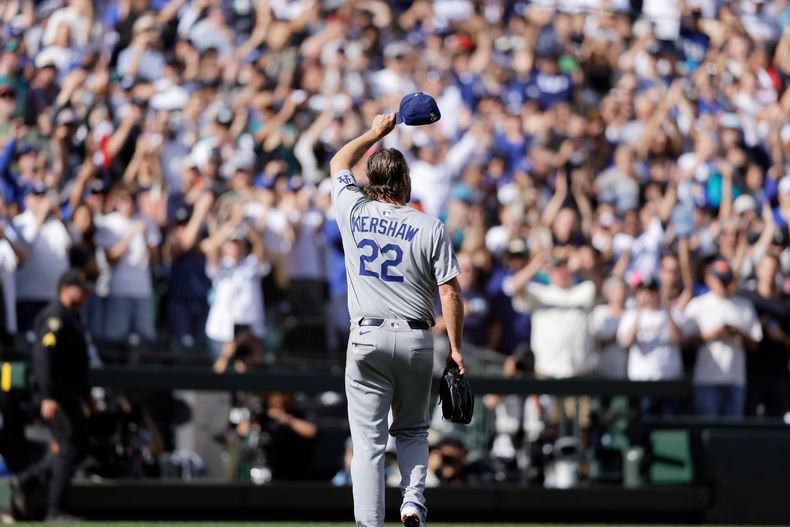 Clayton Kershaw de los Dodgers de Los Ángeles saluda al salir del montículo en el sexto inning ante los Marineros de Seattle, el domingo 28 de septiembre de 2025, en Seattle. (AP Foto/John Froschauer)