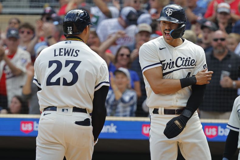 El puertorriqueño Carlos Correa celebra junto a Royce Lewis quien conectó grand slam para los Mellizos de Minnesota en el triunfo ante los Rangers de Texas, en Mineápolis. Domingo 27 de agosto de 2023. (AP Foto/Bruce Kluckhohn)